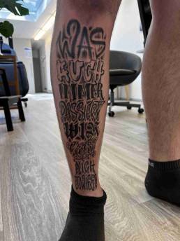 Heartbeat Tattooatelier Schweinfurt, Tattoo, Lettering, Schriftart Tattoo, Schrift Tattoo, Text Tattoo, Wade, Bein