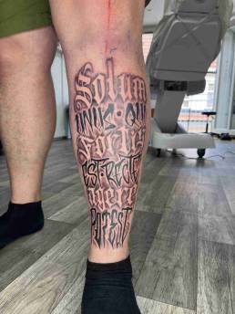 Heartbeat Tattooatelier Schweinfurt, Tattoo, Tattoo Schweinfurt, Schweinfurt Tattoo, Bein, Lettering,
