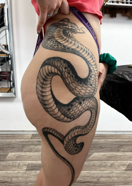 Heartbeat Tattooatelier Schweinfurt, Tattoo, Tattoo Schweinfurt, Schweinfurt Tattoo, Schlange, Snake, Oberschenkel, Hintern