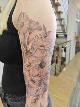 Tattoo Schweinfurt, Heartbeat Tattoo Schweinfurt, Tätowierer Schweinfurt, Tattoo Studio Schweinfurt, Tattoostudio Schweinfurt, Tattoo Würzburg, Tattoo Haßfurt, Tattoo Gerolzhofen, Blumen, Floral