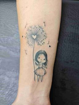 Tattoo Schweinfurt, Heartbeat Tattoo Schweinfurt, Tätowierer Schweinfurt, Tattoo Studio Schweinfurt, Tattoostudio Schweinfurt, Tattoo Würzburg, Tattoo Haßfurt, Tattoo Gerolzhofen, Mädchen, Blume