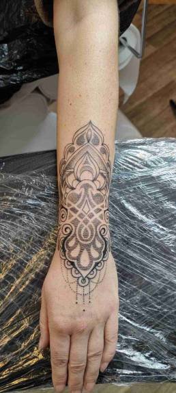 Tattoo Schweinfurt, Heartbeat Tattoo Schweinfurt, Tätowierer Schweinfurt, Tattoo Studio Schweinfurt, Tattoostudio Schweinfurt, Tattoo Würzburg, Tattoo Haßfurt, Tattoo Gerolzhofen, Mandala arm, preis