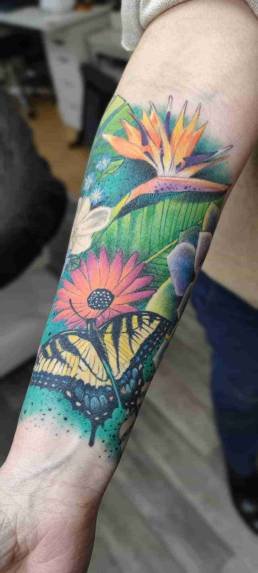 Tattoo Schweinfurt, Heartbeat Tattoo Schweinfurt, Tätowierer Schweinfurt, Tattoo Studio Schweinfurt, Tattoostudio Schweinfurt, Tattoo Würzburg, Tattoo Haßfurt, Tattoo Gerolzhofen, bunde blumen, tatoo