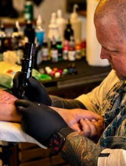 Tattoo Schweinfurt, Tattoo Studio Schweinfurt, Emfpfehlung, bestes, Heartbeat, Withe lighning, Gerade Linie,